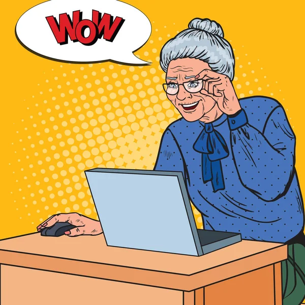 Pop Art ευτυχισμένη γυναίκα ανώτερος χρησιμοποιούν φορητό υπολογιστή στο σπίτι. Χαμογελαστός γιαγιά με τον υπολογιστή. Εικονογράφηση διάνυσμα — Διανυσματικό Αρχείο