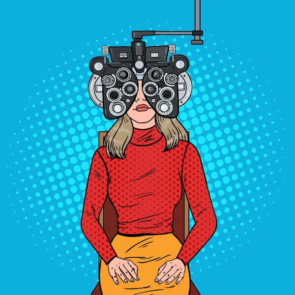 Pop-Art nő beteg idő szemvizsgáló klinikán az optikai Phoropter. Szemvizsgálat. Vektoros illusztráció — Stock Vector