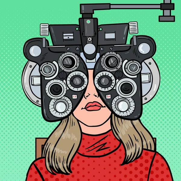 Popart vrouw patiënt op Optometric kliniek met optische Phoropter. Oogonderzoek. Vectorillustratie — Stockvector