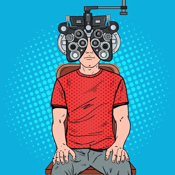Pop Art Man Patient à Optometric Clinic avec Phoropter optique. Examen des yeux. Illustration vectorielle — Image vectorielle
