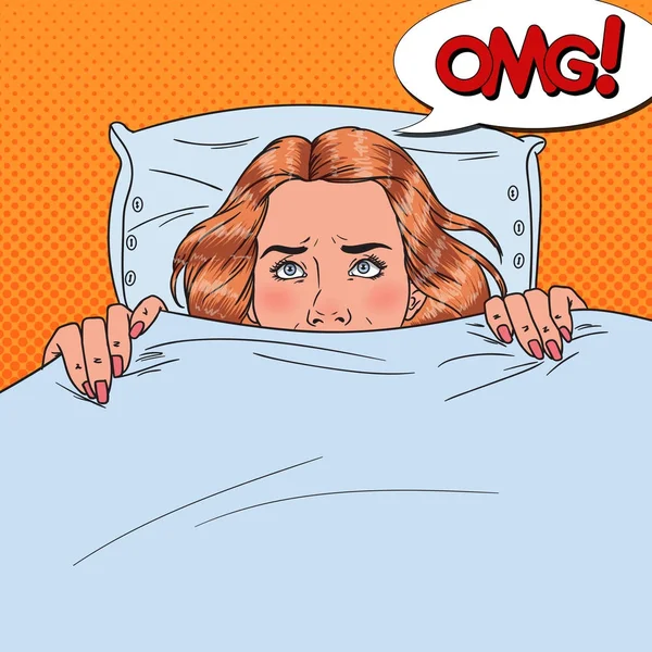 Pop-Art verängstigte junge Frau, die sich im Bett versteckte. ängstliches Mädchen lugt unter der Decke hervor — Stockvektor
