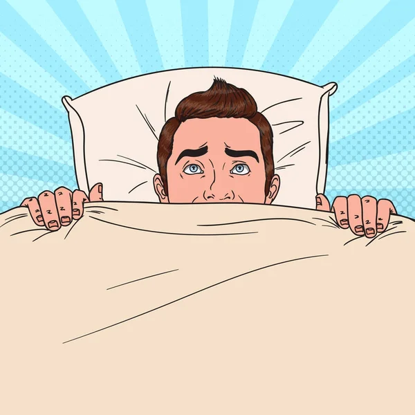 Hombre de arte pop escondido en la cama. Asustado chico peeps hasta bajo la manta — Vector de stock