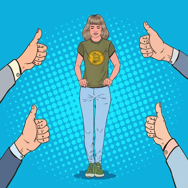 Pop-Art junge Frau im T-Shirt mit Bitcoin-Aufdruck mit erhobenen Händen. Geschäft mit Kryptowährungen. Vektorillustration — Stockvektor