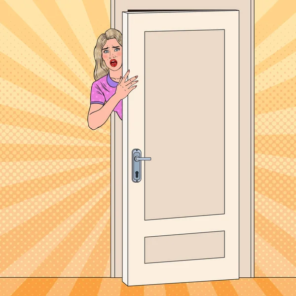 Pop Art σοκαρισμένος γυναίκα που κρυφοκοιτάζει από πίσω από μια πόρτα. Έκπληκτος κορίτσι. Εικονογράφηση διάνυσμα — Διανυσματικό Αρχείο