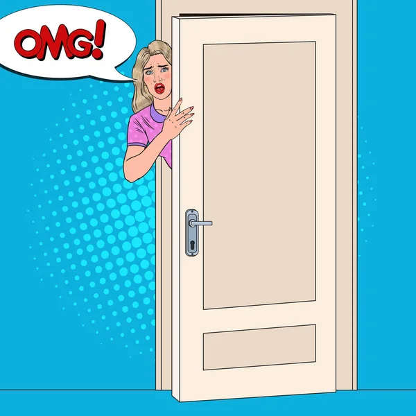 Pop Art sorprendió a una mujer mirando desde detrás de una puerta. Chica sorprendida. Ilustración vectorial — Vector de stock