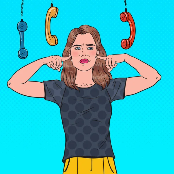 Arte Pop Mujer frustrada con exceso de trabajo Orejas cerradas con dedos de teléfonos molestos. Trabajo de oficina multitarea. Concepto de ignorancia. Ilustración vectorial — Archivo Imágenes Vectoriales