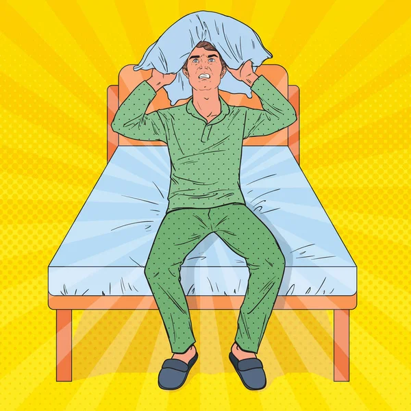 Поп-арт Расстроенный человек закрывает уши подушкой. Утренняя стрессовая ситуация. Парень, страдающий от бессонницы. Векторная иллюстрация — стоковый вектор