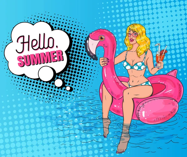 Pop Art Belle femme blonde avec cocktail nageant dans la piscine au matelas rose Flamingo. Fille glamour en bikini Profitant de vacances à la plage. Affiche Vintage Bonjour été. Illustration vectorielle — Image vectorielle
