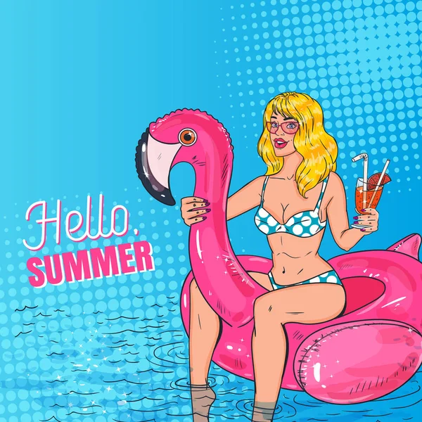 Pop Art όμορφη ξανθιά γυναίκα με κοκτέιλ κολύμπι στην πισίνα με το ροζ φλαμίνγκο στρώμα. Λαμπερό κορίτσι στο μπικίνι απολαμβάνει τις καλοκαιρινές διακοπές. Εικονογράφηση διάνυσμα — Διανυσματικό Αρχείο