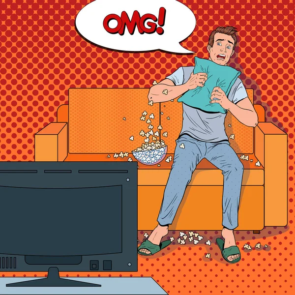 Pop Art Man assistindo a um filme de terror em casa. O tipo chocado vê filmes no sofá com pipocas. Ilustração vetorial — Vetor de Stock