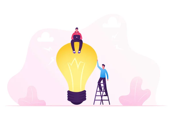 企业团队寻找创意创意项目的工作. 男人坐在巨大的灯泡上。 财务管理 — 图库矢量图片