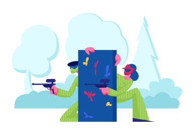 Dinamik Paintball Savaşı. Boya izli bariyerin arkasına saklan. Koruyucu Üniformalı ve Maskeli Spor Oyuncuları
