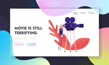 Film Yapım Stüdyosu Süreç Web Sitesi İniş Sayfası. Video operatörü dev kamerada merdivende duruyor. Eğlence