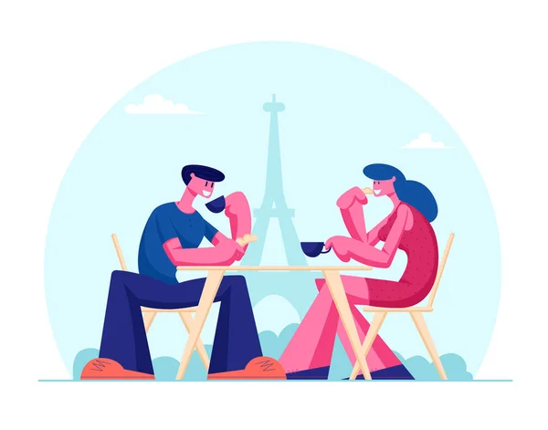 Pareja joven tomando café al aire libre Café en París con vista a la Torre Eiffel. Concepto de Hospitalidad. Personajes masculinos y femeninos sentados en la mesa bebiendo bebidas calientes. Dibujos animados plana Vector Ilustración — Archivo Imágenes Vectoriales