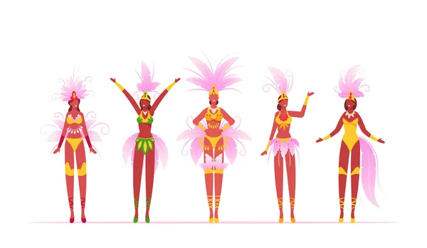 Bailarinas brasileñas de samba aisladas sobre fondo blanco, cultura brasileña, carnaval en Río de Janeiro, disfraces de festivales con alas de plumas bailando dibujos animados Vector plano Ilustración — Archivo Imágenes Vectoriales