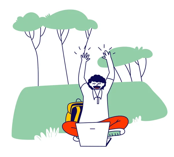 Giovane studente Nerd personaggio in occhiali di lavoro sul computer portatile seduto su erba a College Yard Nature Background. Distanza Online Istruzione, Elettronica Apprendimento Cartoni Animati Flat Vector Illustration Line Art — Vettoriale Stock