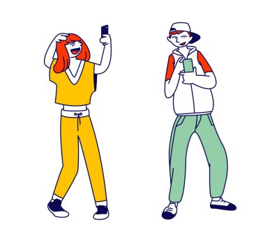 Ergenler ve Gadget Kavramı. Akıllı Telefon Kamerasında Mutlu Kız Pozu İnternet Postası için Selfie Çekiyor. Yong Man Cep Telefonu Mesajları, Akıllı Telefon Kullanılabilir Çizgi Filmi Düz Vektör İllüstrasyonu
