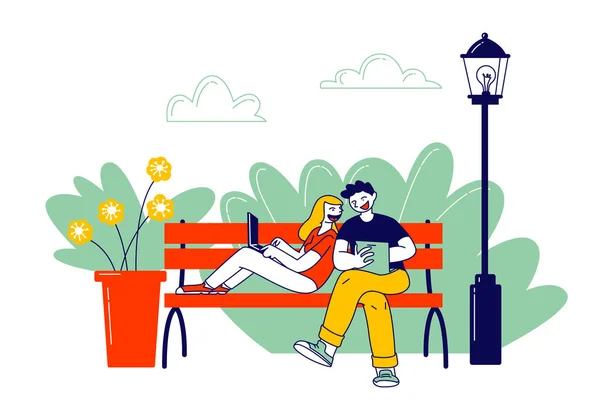 Extern Freelance werk, Zelfstandig werk Concept. Freelancers van Man en Vrouw zitten in City Park en werken op afstand op Laptop. Creatieve Zelfstandige Karakters Cartoon Flat Vector Illustratie, Lijnkunst — Stockvector