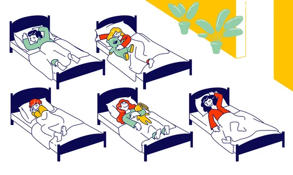 L'heure de la sieste à la maternelle. Groupe de petites filles et garçons dormant dans des lits étreignant des jouets. Preschool Dream Time, Daytime Sleep. Illustration vectorielle plate de dessin animé de repos d'après-midi d'enfants, art de ligne — Image vectorielle