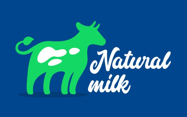 Natural Milk Banner se zelenou krávou a typografií na modrém pozadí. Etiketa mléčné výroby, zdravé potraviny — Stockový vektor