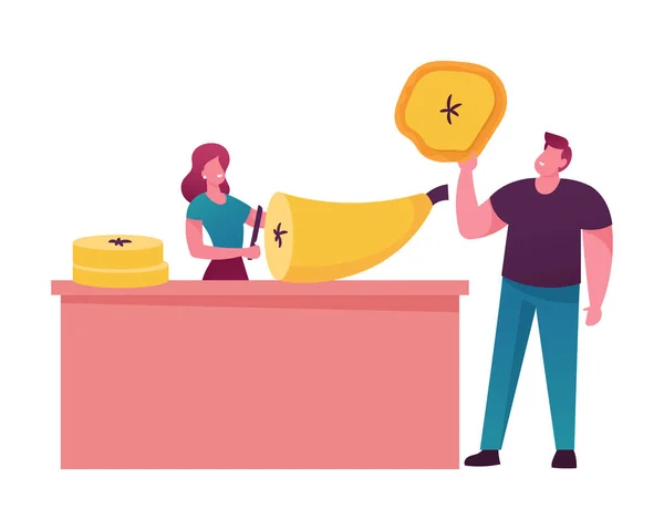 Mužské a ženské postavy Vaření a jíst ovocné chipsy. Drobná žena řezání obrovský banán, Muž drží plátek izolované na bílém pozadí. Zdravé vegetariánské jídlo. Vektorová ilustrace kreslených osob — Stockový vektor