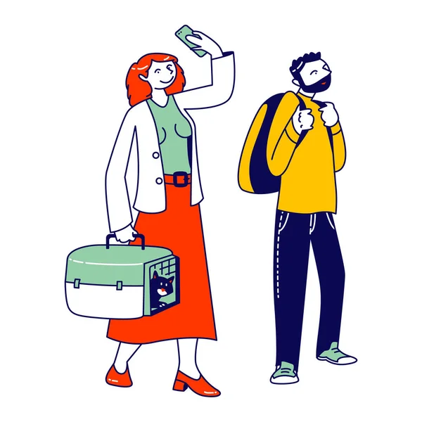 Персонажи, ожидающие посадки в самолет, стоят в очереди с багажом. Женщина с котом в переносном ящике делает селфи, мужчина с рюкзаком. Пассажиры приготовиться к полету самолета. Вектор линейных людей — стоковый вектор
