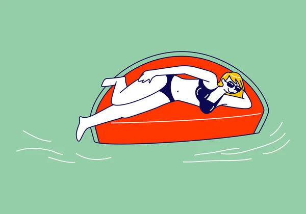 Resort, Hotel Relájese en la piscina. Personaje femenino en bikini disfrutando de vacaciones de verano flotando en un colchón inflable en forma de pieza de sandía en el océano o el mar. Ilustración de vectores lineales — Archivo Imágenes Vectoriales
