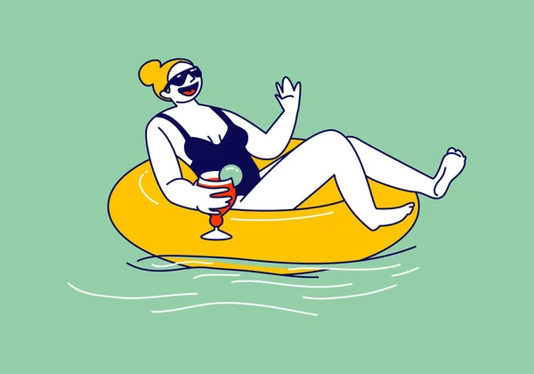 Personaje de mujer joven flotando en el colchón inflable del anillo que goza del cóctel que bebe de las vacaciones del verano y consigue Tan. Resort o Hotel Relájese en la piscina, el mar o el mar. Ilustración de vectores lineales — Vector de stock