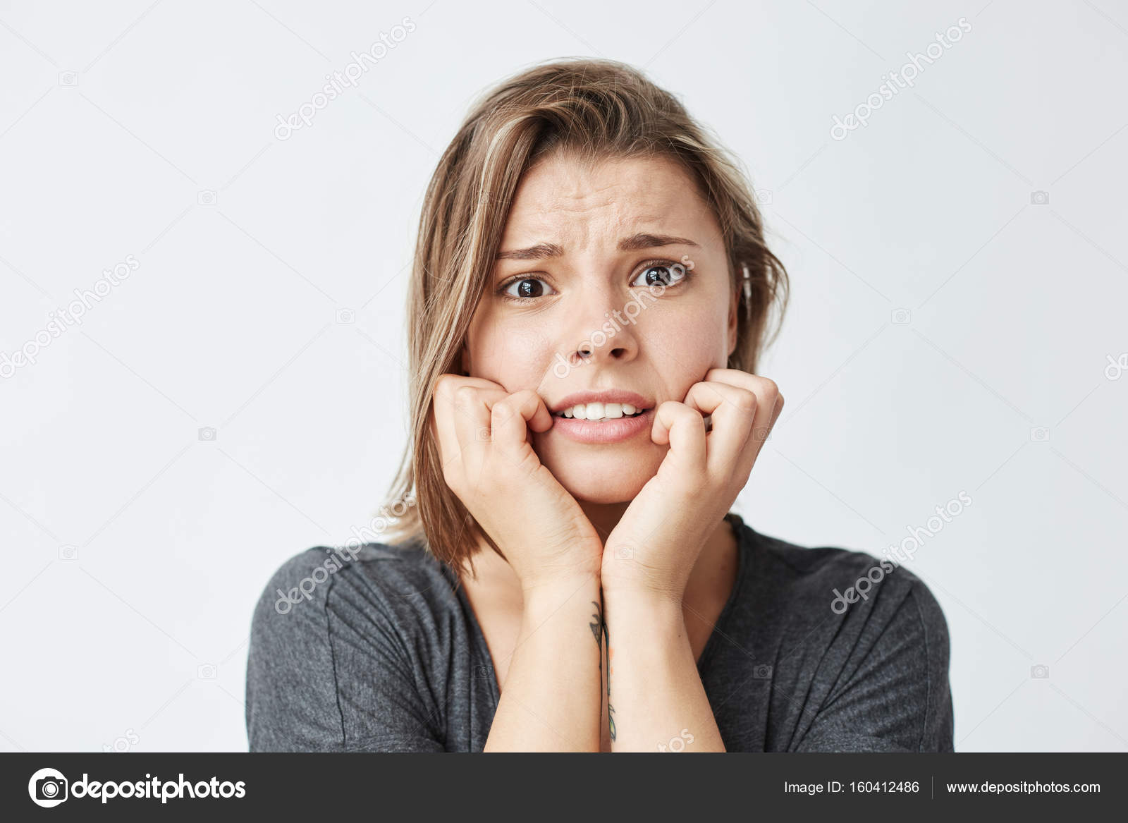 Лицо было взволнованно или взволновано. Девочка была взволнована. Лицо девочки было взволнованно. Лицо девушки было взволнованно. Девушки было взволнованно.