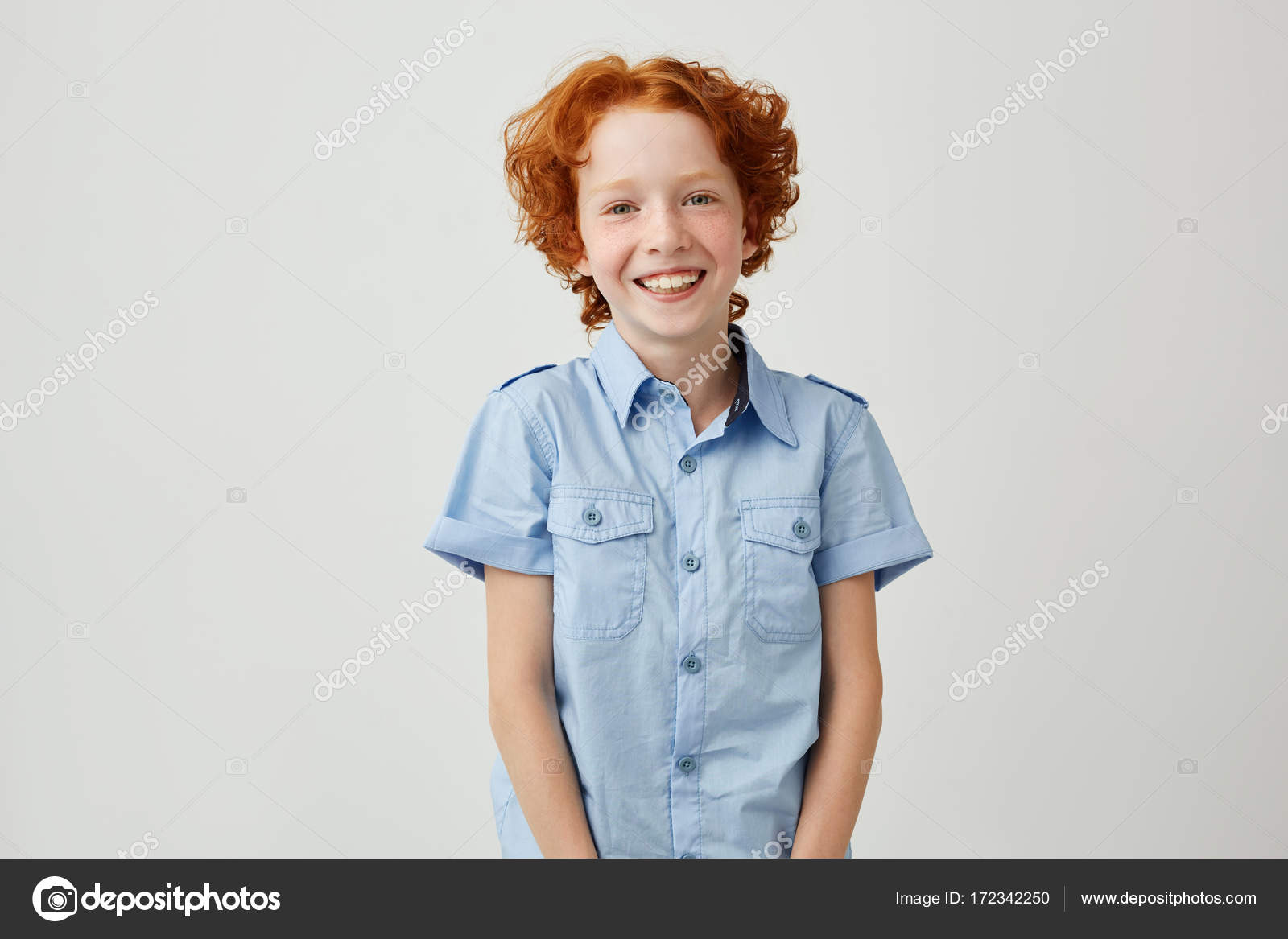 Portrait De Drôle Petit Garçon Avec Les Cheveux Roux Et Les