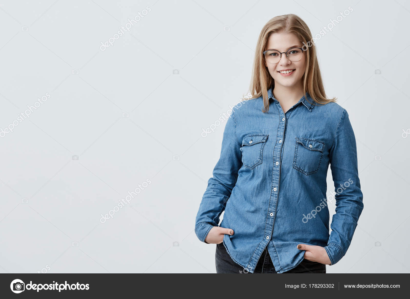 Bonita Vaqueras Con Rubia Fotos Mujer Por Una Camisas Satisfechos n6xfwaYwq5