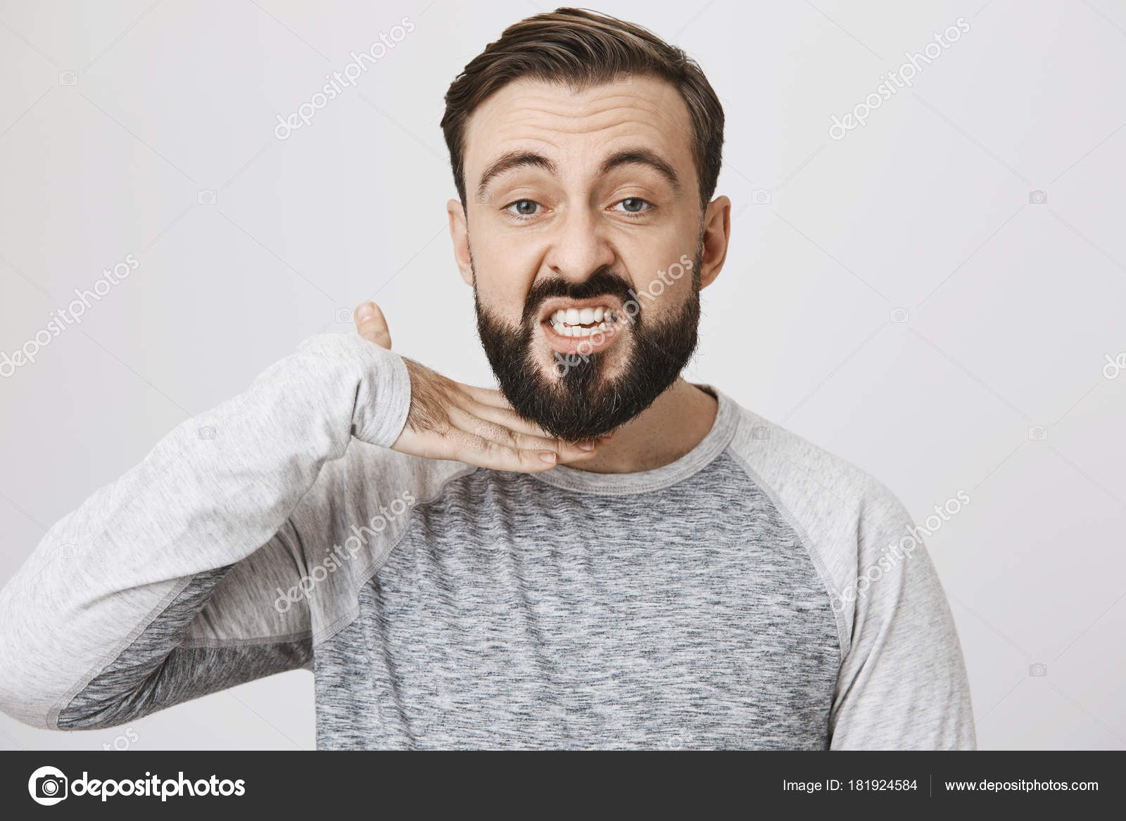 пальцем по шее. жест сытости. жест шея. жест по горло. жест по горлу.