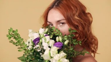 Фото женщина закрыла лицо цветами Фото женщина закрыла лицо цветами