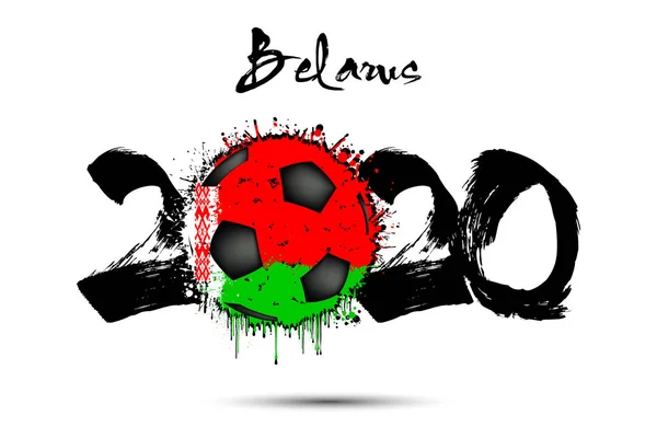 2020 y pelota de fútbol en color de la bandera de Bielorrusia — Vector de stock