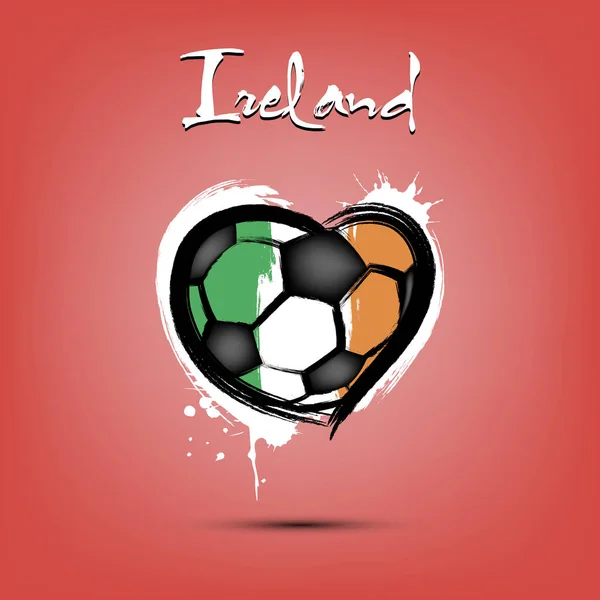 Pallone da calcio a forma di cuore a colori della bandiera irlandese — Vettoriale Stock