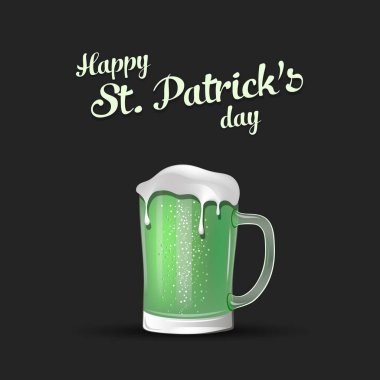 Bira St. Patrick şapka ile bir fincan
