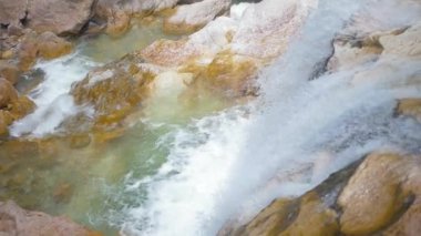 Dağların ortasındaki şelale