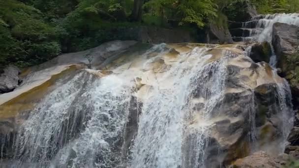 Wasserfall Mitten Den Bergen — Stockvideo