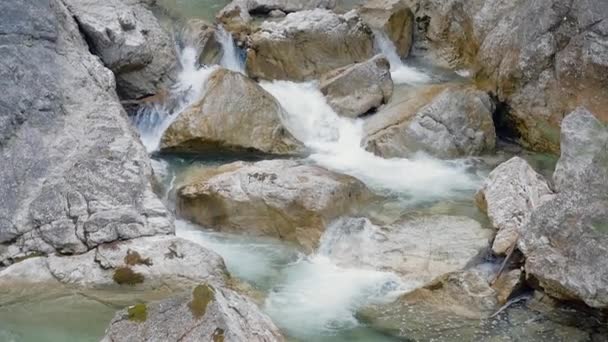 Cascada Medio Las Montañas — Vídeos de Stock