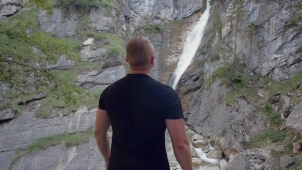 Viaggiatore Solitario Guardando Cascata — Video Stock