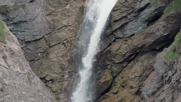 Air Terjun Tengah Tengah Pegunungan — Stok Video