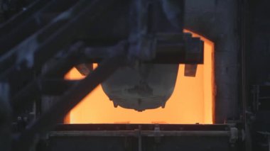 Emaye ve porselen uyguladıktan sonra kırmızı küvet fırından sıcak alır