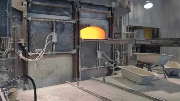 Bain rouge obtient un chaud du four après l'application de l'émaillage et de la porcelaine 