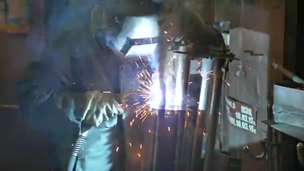 Arbetaren Slipning Och Svetsning Fabrik Svetsning Industrianläggning Slow Motion — Stockvideo