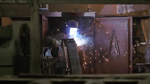 Arbeiter Schleifen Und Schweißen Einer Fabrik Schweißen Einer Industrieanlage Zeitlupe — Stockvideo