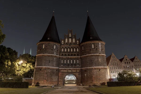 Holstentor en Luebeck por la noche con estrellas — Foto de Stock