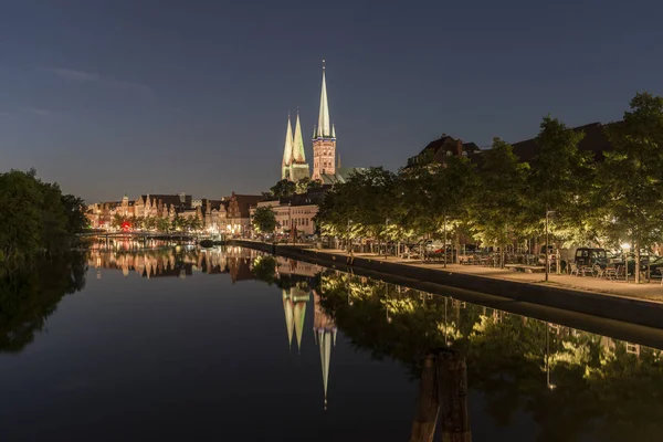 Luebeck éjjel a Obertrave — Stock Fotó