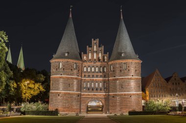Geceleri Luebeck 'te Holstentor.