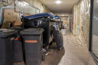 Mantova'nın kuzeyinde Schleswig-Holstein, Almanya 17 Ağustos 2016: bir binanın arka girişi evsizlere uyku ile atık konteyner ve çöp can.