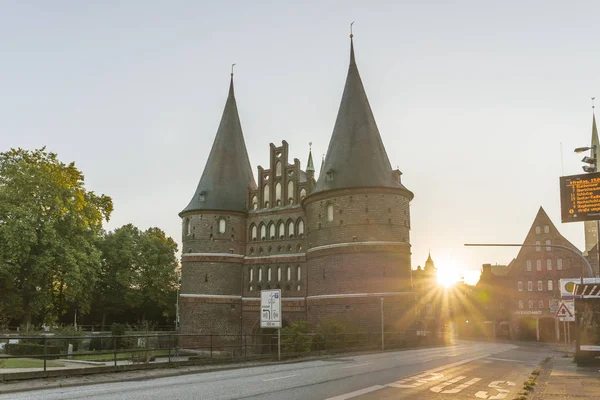 Holstentor en Luebeck durante el amanecer — Foto de Stock